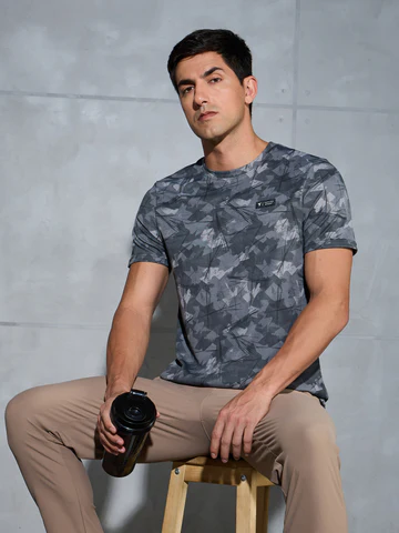 Men Abstract Print Slim Fit Crew Neck T-shirt with TECHNO COOL+